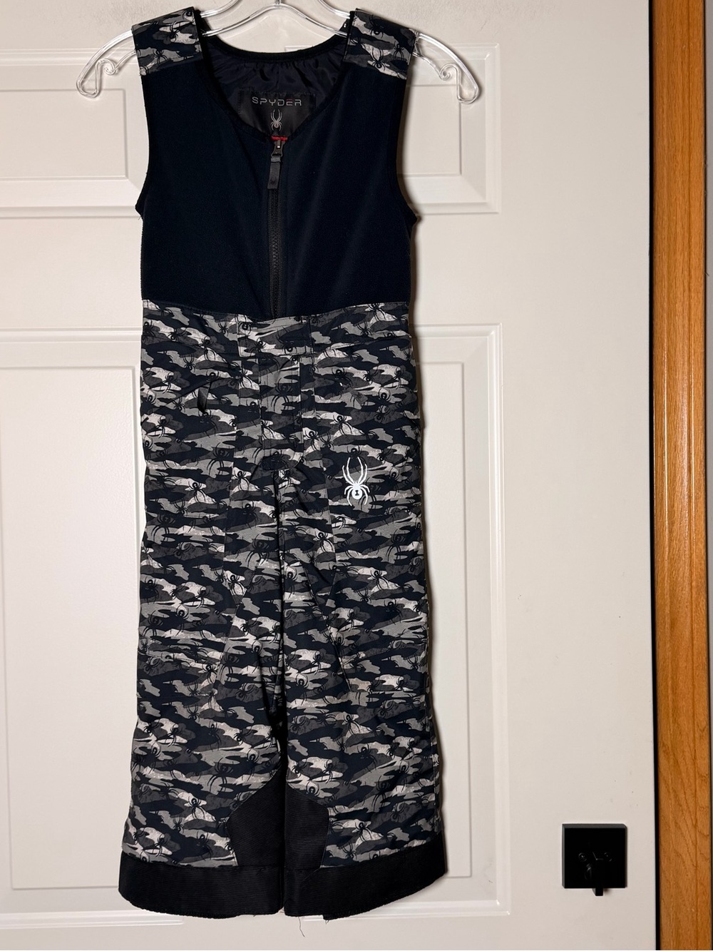 Kids Spyder mini expedition black/ black camo small to tall ski snow bib. Size 4